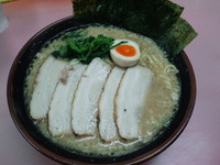 「チャーシュー麺中盛り(固め・背脂増し)900円」@磯子家の写真