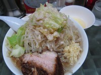 「ぎ朗（ヤサイニンニクアブラ）+生卵」@らーめん ぎょうてん屋 海老名店の写真