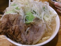 「小ブタ(丸鶏入りスープ) 麺少なめ ニンニク少し」@ラーメン二郎 八王子野猿街道店2の写真