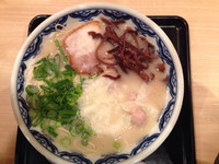 「ワンタン麺＋替玉（830円＋100円）」@由丸 八重洲仲通り店の写真