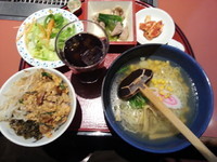 「日替ランチ(塩ラーメン+変わり三色丼)650円」@朝鮮飯店 東部バイパス店の写真