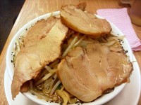 「豚野郎ラーメン ￥880＋ライス￥100」@野郎ラーメン 西武新宿駅前店の写真