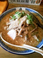 「味噌らーめん750+牛すじカレー250」@井田商店の写真