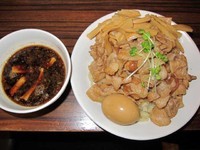 「肉盛りつけ麺並780円＋肉増し220円＋無料の味玉、メンマ」@魁 肉盛りつけ麺 六代目けいすけの写真
