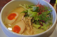 「半熟味玉塩そば（８５０円）　ミニライス付き」@鶏白湯麺 蔭山 高田馬場店の写真