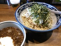 「【ラキア限定】肉盛鰹とろろつけ麺（並）880円＋ビール」@ラーメンアキラの写真