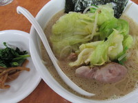 「野菜のせラーメン　「890円」」@横浜ラーメン 味濱家の写真