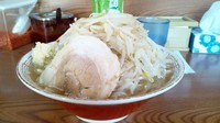 「ガッツ旨らーめん　麺少なめ、やさい増し、にんにく700円」@らーめん ◯八の写真