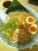 「醤油とんこつラーメン（白・味玉トッピング）」@丸源ラーメン 小牧店の写真