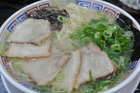「自家製チャーシューメン（８５０円）＋福岡県朝倉産ねぎ（１００」@博多ラーメン よねちゃんの写真