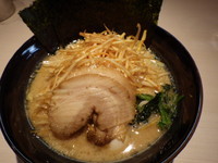 「豚骨醤油並＋辛ネギ」@ゴル家 伊勢佐木モール店の写真