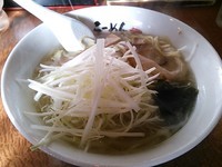 「ネギ塩らーめん780円＋ぎょうざ300円」@らーめん 三咲屋の写真