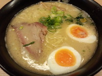 「とろり白湯塩玉らーめん（９００円）」@塩専門 ひるがお 東京駅店の写真