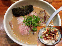 「【鶏の骨5周年記念限定】 濃厚鶏豚骨ラーメン 800円」@鶏の骨の写真