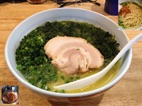 「からし入りラーメン + あおさ + 替玉」@らーめん まる玉 辻堂店の写真