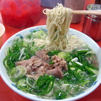 「ラーメン 500円（カタ・葱オオメ）」@元祖 長浜屋の写真