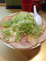 「醤油チャーシュー麺➕麺硬め➕薬味多め」@超ごってり麺 ごっつの写真