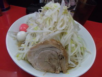 「ラーメン並（ヤサイ・ニンニク）+魚粉」@びんびん豚の写真