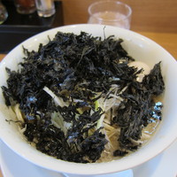 「味玉背脂醤油そば（７８０円）＋岩のり（１５０円）＋ねぎ」@麺屋 鶴若の写真