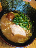 「ラーメン 油少なめ 少し薄め 海苔 味玉」@横横家の写真