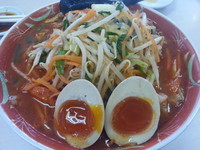 「ちょっと辛いタンメン￥800＋味玉￥100」@あぢとみ食堂の写真