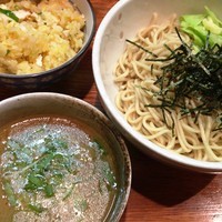 「【１/４，限定】鶏豚骨つけ麺＋特製チャーハン」@鶏の骨の写真