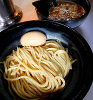「濃厚豚骨魚介つけ麺＋味玉（麺180g、880円）」@豚骨一燈の写真