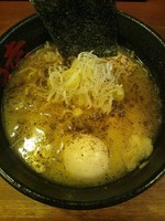 「黒猿にんにくバターらーめん（味玉トッピング）」@麺や 猿の写真