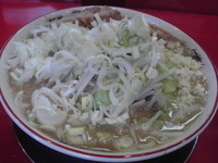 「ラーメン中盛り700円ニンニク、ネギマシマシ、粉、チャーシュ」@ジャンプの写真