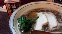 「かけ　780円」@烈志笑魚油 麺香房 三くの写真