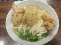 「とり天うどん(温)(390円)＋半熟玉子天(80円)」@おにやんまの写真
