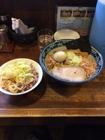 「油そば➕薫玉&刻みチャーシュー丼小盛」@兎に角 松戸店の写真