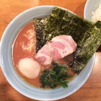 「半熟味玉ラーメン（麺かため）並+ごはん小（サービス）」@横浜ラーメン 武蔵家 稲田堤店の写真