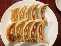 「晩酌セット（餃子１０ケ＋生ビール）」@餃子の錦華苑の写真