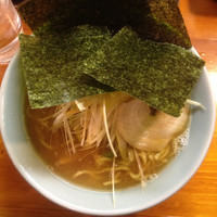 「ネギらーめん 750円（味濃いめ＋麺かため）」@鶴市家の写真