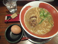 「ラーメンバリカタ500円＆生卵50円」@徳島ラーメン 麺王 徳島駅前本店の写真