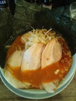 「辛ラーメン（全部のせ）」@横浜醤油豚骨ラーメン 銀十の写真