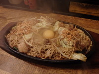 「でぶや焼ラーメン(800円)、もつ(200円)他」@KENZO Cafeの写真