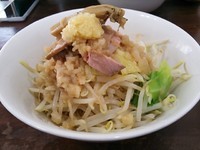 「油そば（ヤサイ・ニンニク増し）680円＋ビール」@ラーメン愉悦処 似星の写真