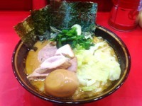 「ラーメン　640円+味玉+キャベツ」@家系総本山 ラーメン吉村家の写真