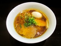 「味玉 醤油らぁ麺」@らぁ麺 すぎ本の写真