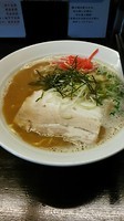 「豚骨醤油 745円 + 半たま50円」@麺屋 海山の写真