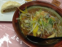 「アヤメソバ 620円　肉まん 280円」@集宝亭の写真