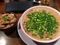 「屋台ラーメンネギ増し&モツめし バリカタ→替え玉ハリガネ」@博多屋台の写真
