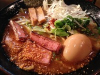 「焦がし特濃ラーメン 800円＋ 煮玉子 100円」@麺家 うえだの写真