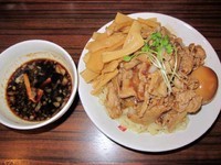 「肉盛りつけ麺並780円＋無料の肉増し、メンマ、味玉」@魁 肉盛りつけ麺 六代目けいすけの写真