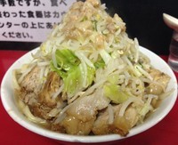 「小ラーメン豚入（850円）麺ヤサイニンニクアブラマシ」@蓮爾 登戸店の写真