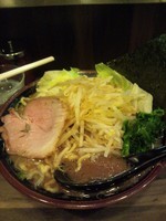 「キャベツともやしラーメン(800円)バリカタ,油多目」@神田ラーメン わいず 神田本店の写真