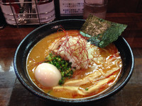 「麻辣魚介豚骨ラーメン850円、味玉100円」@麺や 飛来の写真