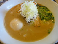 「鶏白湯味玉醤油らあめん・中細麺」@なかじゅう亭 高崎上豊岡店の写真